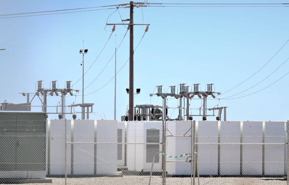 The facility will house around 192 lithium-ion battery units and will connect to the energy grid via an adjacent 220 kV transmission line.