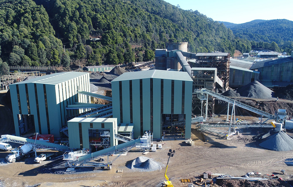 The modern hoist system also enhances energy efficiency, offering a more sustainable and cost-effective alternative to traditional truck haulage while reducing heat and congestion in mine declines.